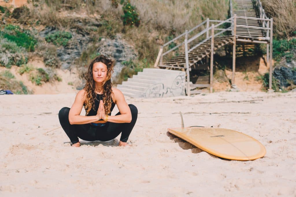 Surf yoga workshop Malasana mental coaching girl